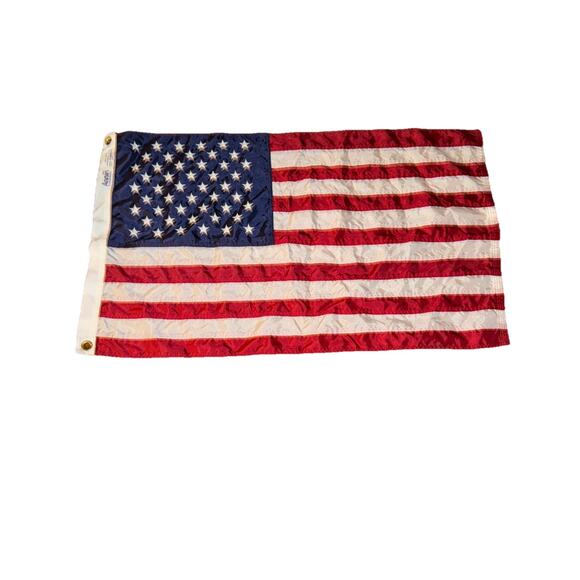 American Flag Made in USA Embroidered United States Outdoor Annin 21 X 36 In Nyl - Picture 1 of 6